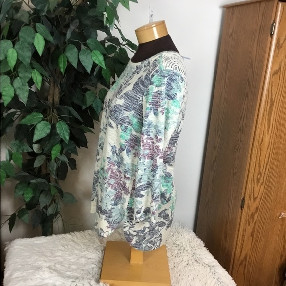 Vanheusen Medium three quarter sleeve lighter weight rounded hem top - Picture 13 of 13